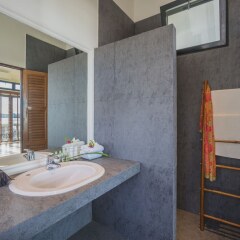 Отель Beach Front Luxury Villa Hai Leng Таиланд, пляж Панва - отзывы, цены и фото номеров - забронировать отель Beach Front Luxury Villa Hai Leng онлайн ванная фото 2