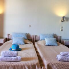Отель John & Mary's Studios сейф в номере
