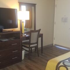 Отель Super 8 by Wyndham Los Angeles-Culver City Area удобства в номере фото 2
