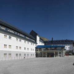 Albergue Inturjoven Sierra Nevada - Hostel парковка