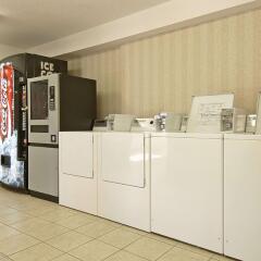 Отель Ramada Limited Calgary Northwest Канада, Калгари - отзывы, цены и фото номеров - забронировать отель Ramada Limited Calgary Northwest онлайн интерьер отеля фото 2