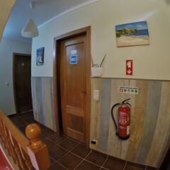 Supertubos Beach Hostel интерьер отеля