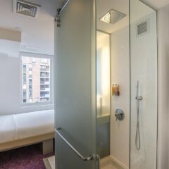 Отель YOTEL New York Times Square США, Нью-Йорк - отзывы, цены и фото номеров - забронировать отель YOTEL New York Times Square онлайн ванная