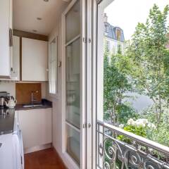Отель Cosy apt for 2 close to Eiffel Tower Париж в номере