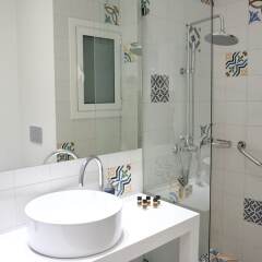 Отель Spacious Modern Apt in Athens near Metro Греция, Афины - отзывы, цены и фото номеров - забронировать отель Spacious Modern Apt in Athens near Metro онлайн ванная