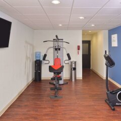 Отель Comfort Suites East фитнесс-зал фото 2