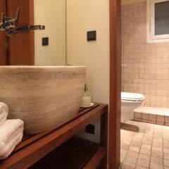 Отель Elegant And Cozy Central Apt • 5' To Athens Metro St Афины ванная