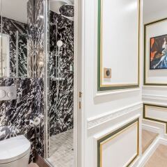 Отель Luxury 3 Bedroom 3 bathroom in Heritage Building - AC - Louvre Париж удобства в номере фото 2