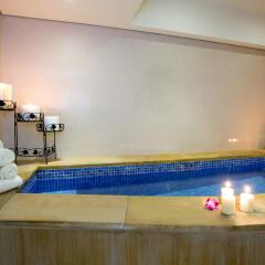 Park Regis Kris Kin Hotel бассейн