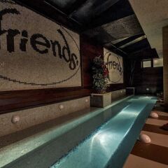 Отель Friends Annex бассейн