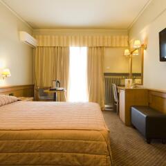 Coral Hotel Athens сейф в номере