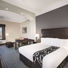 Отель La Quinta Inn & Suites by Wyndham Beaumont West США, Бомонт - отзывы, цены и фото номеров - забронировать отель La Quinta Inn & Suites by Wyndham Beaumont West онлайн комната для гостей фото 3