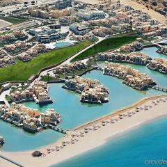 Отель The Cove Rotana Resort спортивное сооружение