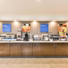 Отель Comfort Inn Montréal Aéroport Канада, Монреаль - отзывы, цены и фото номеров - забронировать отель Comfort Inn Montréal Aéroport онлайн питание