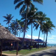 Отель Travellers Beach Resort пляж