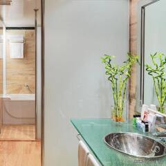 Отель H10 Marina Barcelona ванная фото 2