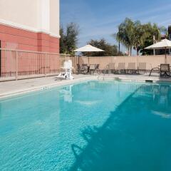 Отель Hampton Inn & Suites Tulare бассейн