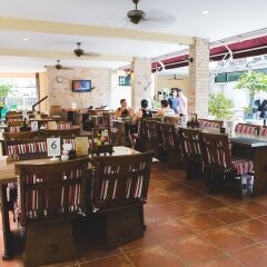 Отель Feung Nakorn Balcony Rooms And Cafe Бангкок питание