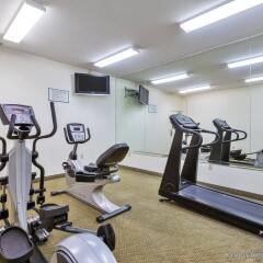 Отель La Quinta Inn & Suites Tulare фитнесс-зал