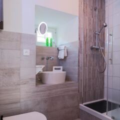 Отель Wenceslas Apartment for 10 with AC Чехия, Прага - отзывы, цены и фото номеров - забронировать отель Wenceslas Apartment for 10 with AC онлайн ванная фото 2