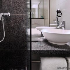 Отель Motel One Berlin-Hackescher Markt Германия, Берлин - отзывы, цены и фото номеров - забронировать отель Motel One Berlin-Hackescher Markt онлайн ванная фото 3