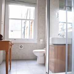 Отель 2 Bedroom Maisonette With Roof Terrace Sleeps 4 ванная