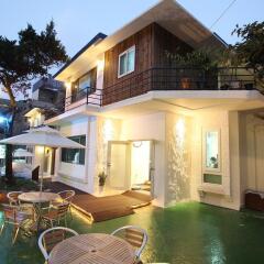 Отель Namsan Guesthouse бассейн