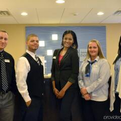 Отель Holiday Inn Express Newington