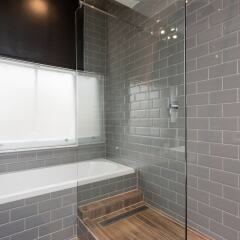 Отель Bright & Spacious 2 Bed w/ Terrace near City Centre ванная фото 2