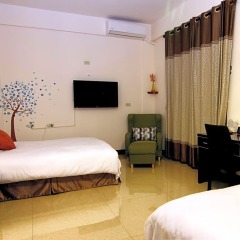 Отель Travel Bird Bed and Breakfast сейф в номере