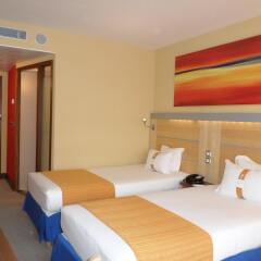 Отель Holiday Inn Express Paris Canal De La Villette Париж комната для гостей фото 4