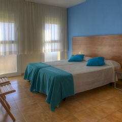 Отель Apartamentos Bon Repos Испания, Санта-Сусанна - 1 отзыв об отеле, цены и фото номеров - забронировать отель Apartamentos Bon Repos онлайн комната для гостей