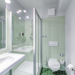 Отель ibis Styles Hamburg Alster City (ex all seasons) Германия, Гамбург - отзывы, цены и фото номеров - забронировать отель ibis Styles Hamburg Alster City (ex all seasons) онлайн ванная