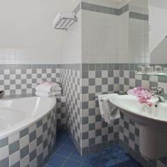 Отель Art Hotel Prague Чехия, Прага - 10 отзывов об отеле, цены и фото номеров - забронировать отель Art Hotel Prague онлайн ванная