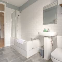 Отель 2 Bedroom Flat in North West London with Wifi ванная
