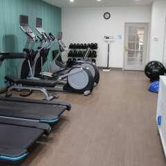 Отель Charter Inn and Suites фитнесс-зал