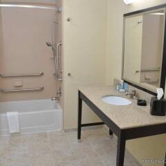 Отель Hampton Inn & Suites Sharon, PA ванная