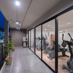 New Square Patong Hotel фитнесс-зал фото 3