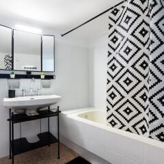 Апартаменты Hippy Decorated 2 Bedrooms Apartment Афины ванная фото 2
