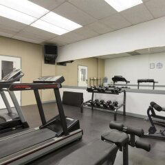 Отель Days Inn by Wyndham Calgary South Канада, Калгари - отзывы, цены и фото номеров - забронировать отель Days Inn by Wyndham Calgary South онлайн фитнесс-зал