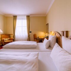 Grand Excelsior Hotel München Airport сейф в номере