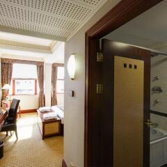 Отель Jurys Inn London Holborn сейф в номере