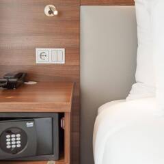 Отель Hampton By Hilton Amsterdam Centre East Амстердам сейф в номере