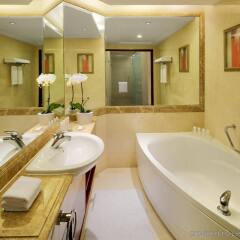 Отель Radisson Blu Hotel Shanghai New World Китай, Шанхай - 3 отзыва об отеле, цены и фото номеров - забронировать отель Radisson Blu Hotel Shanghai New World онлайн ванная