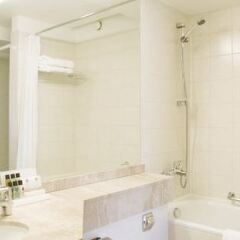 Отель Crowne Plaza Вильнюс, IHG Hotel Литва, Вильнюс - 5 отзывов об отеле, цены и фото номеров - забронировать отель Crowne Plaza Вильнюс, IHG Hotel онлайн ванная