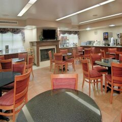 Отель Clarion Inn & Suites Northwest питание фото 3