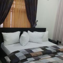 Отель Queen Idia Suites сауна