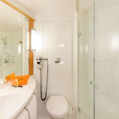 Отель ibis Muenchen City West Германия, Мюнхен - отзывы, цены и фото номеров - забронировать отель ibis Muenchen City West онлайн ванная