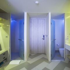 Отель The SIS Kata Resort бассейн