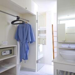 Отель Holiday Inn Resort Kandooma Maldives сейф в номере